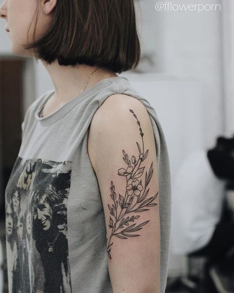 They're ethereal, feminine and damn cool: Botanical tattoos are having a major moment Wildflowers Tattoo, Henne Tattoo, Upper Arm Tattoos, Plant Tattoo, Shoulder Tattoos For Women, Botanical Tattoo, Nature Tattoos, Trendy Tattoos, S Tattoo