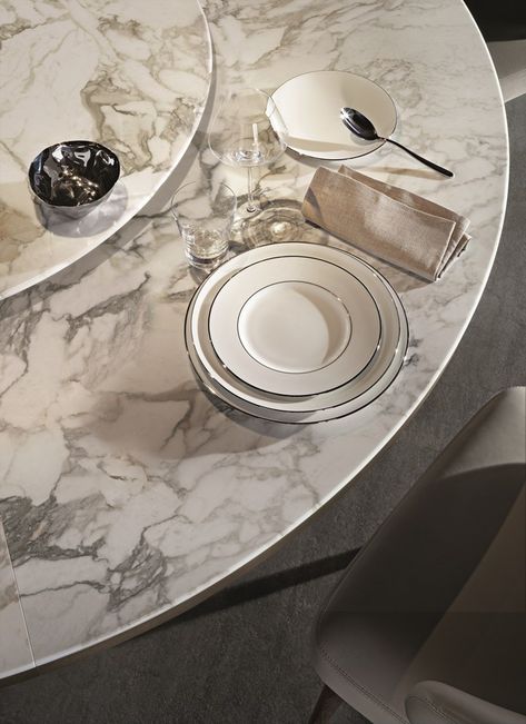 Morgan Marble Minotti Bronzed Metal and Calacatta Marble Table Styling Dining, Marble Furniture Design, Emirates Hills, Marble Pattern Design, Luxury Dining Tables, Marble Top Dining Table, Marble Furniture, Table Marble, Calacatta Marble