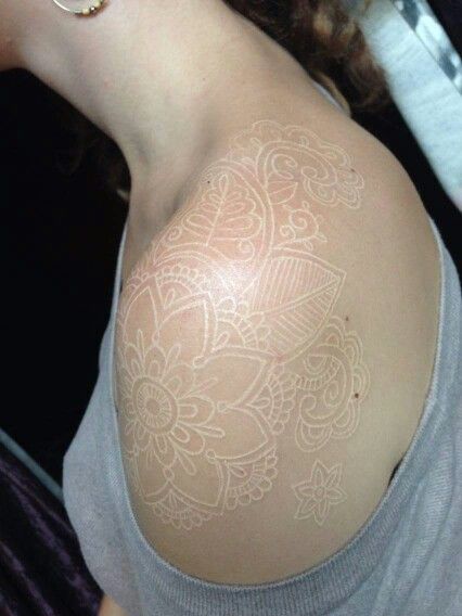 White ink shoulder tattoo White Ink Mandala Tattoo, White Lace Tattoo, White Shoulder Tattoo, Light Brown Tattoo, White Mandala Tattoo, Tattoo Branca, White Ink Tattoos Healed, White Tattoo Ink, Brown Tattoo Ink