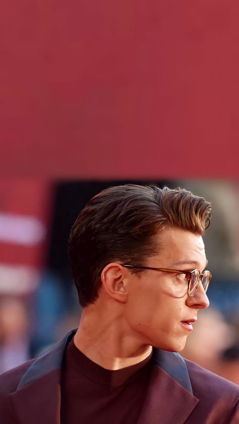 Tom Holland Hairstyle, Tom Holland Hair, Tom Holland Haircut, Tom Holland Wallpaper, Crowded Room, Medium Length Wavy Hair, Beard Haircut, Nathan Drake, Beard Style