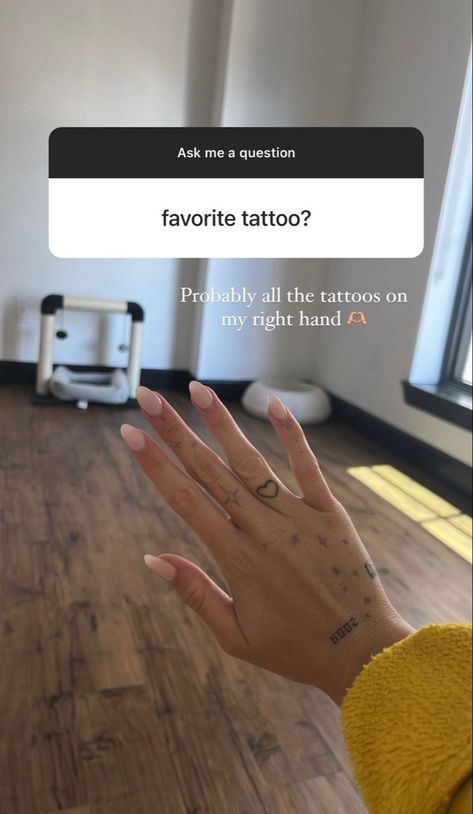 Hailey Beiber Finger Tattoos, Hand Tattoos For Women Numbers, Side If Hand Tattoo, Hailey Biber Hand Tattoo, Hailey Baldwin Hand Tattoo, Hailee Bieber Tattoo, Hand Tattoos After Years, Haily Biber Tattoo Hand, Simple Dainty Hand Tattoos