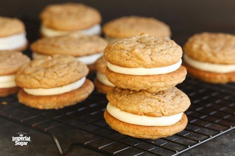 Two soft and chewy graham cookies sandwich a tart key lime buttercream in these Key Lime Pie Sandwich Cookies. Like the classic pie, but in cookie form! Key Lime Buttercream, Homemade Oatmeal Cream Pies, Key Lime Filling, Graham Cookies, Whipped Shortbread Cookies, Oatmeal Cream Pies, Homemade Oatmeal, Cream Pies, Oatmeal Cream