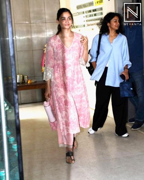 Ajio Kurta, Fashionable Saree, Fashion Travel Outfit, Deepika Padukone Style, Celebrity Casual Outfits, Fashionable Saree Blouse Designs, Casual Indian Fashion, Bollywood Outfits, Pakistani Dresses Casual