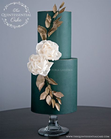 Chicago Luxury, Green Wedding Cake, Wafer Paper Flowers, Green Cake, Luxury Wedding Cake, Emerald Green Weddings, Graduation Cookies, Cake Accessories, Gold Wedding Cake