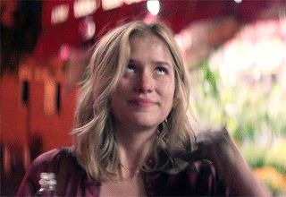 Elizabeth Lail as Guinevere Beck in You (2018) Elizabeth Lail Gif, Vanessa Shelly, Marvel Phase 3, Guinevere Beck, Ada Resident Evil, Elizabeth Lail, Pretty Gif, Resident Evil, Avatar