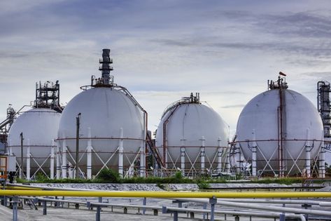 White spherical propane tanks containing... | Premium Photo #Freepik #photo #business #water #technology #blue Plant Tower, Water Technology, Twilight Scenes, Propane Tanks, Long Pipe, Gas Pipeline, Oil Refinery, Oil Storage, Front Lawn