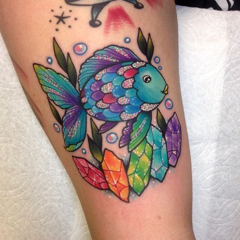 🌈💕✨💜 The Rainbow Fish, thank you Ashley! This was my brother's favorite book when he was like 6, I love him 💘🐠 @aidanescobar #rainbow #tattoo #wlba Bright Colorful Tattoos, The Rainbow Fish, Care Bear Tattoos, Bright Tattoos, Crystal Tattoo, Rainbow Tattoos, Retro Tattoos, Kawaii Tattoo, Fish Tattoo