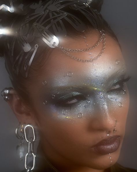 Just know that there will be a version of me, 3000 years in the future, that will look just like this 👽 swipe for the inspo A whole face galaxy inspired by @patmcgrathreal’s work for Vogue World 🪐🌪️🌚🌠 Tute on its way #editorialmakeup #runwaymakeup Silver Space Makeup, Glam Makeup Looks Dramatic Glitter, Coldplay Makeup, Crystal Makeup Look, Intergalactic Makeup, Icy Makeup Looks, Galaxy Eye Makeup, Alien Makeup Looks, Euphoric Makeup