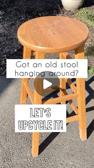 How to distress an old, orangey oak barstool into a Scandanavian inspired milking stool for the bathroom Bar Stools Upcycle, Bar Stool Makeover, Diy Bar Stools, Stool Makeover, Diy Stool, Painted Stools, Milking Stool, Bathroom Diy, Bedroom Crafts