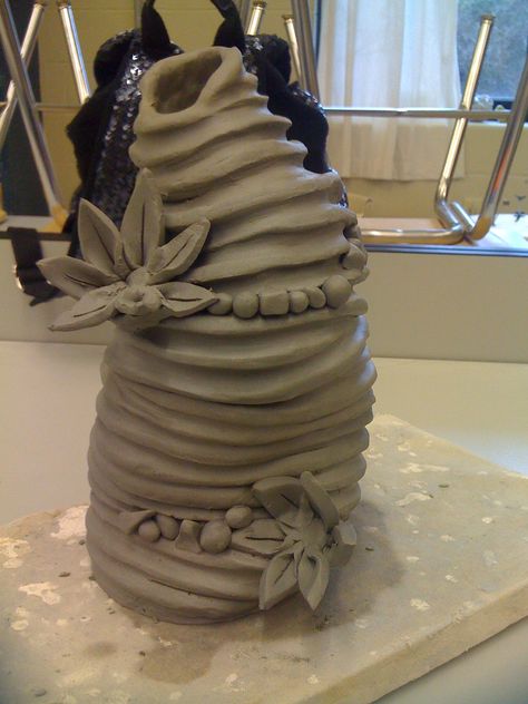 Ceramics Coil Vase, Textured Coil Pot, Coil Ceramics Ideas Design, Coil Sculpture Ideas, Decorative Coil Pots, Smooth Coil Pots, Creative Coil Pots, Coil Vase Ceramics Ideas, Coil Built Vase