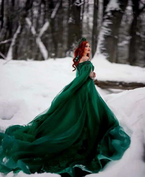 Ball Gown Photoshoot Outdoor, Snow Photoshoot Dress, Snow Queen Photoshoot, Winter Photoshoot Dress, Winter Fairytale Photoshoot, Christmas Shoot Ideas Model, Christmas Ball Gowns, Emerald Ball Gown, Snow Fashion Photography