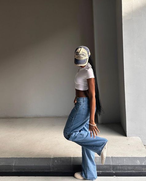 90s Baddie Aesthetic Outfits, Boyfriend Jeans Outfit Ideas, Low Waist Baggy Jeans, Streetwear Poses Photo Ideas, Women Wide Leg Jeans, Baggy Jeans For Women, Denim Jeans For Women, Neat Casual Outfits, Streetwear Inspo