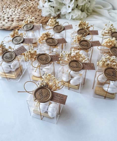 Repost IG @emmalouisebridal  #weddingplanning #weddingideas #weddinginspiration #weddingday #weddingbreakfast #weddingeveningreception #forbetterforworse #wedding #weddingfavours #weddinggifts Wax Seal Party Favors, Candy Boxes Favors, Wedding Favor Candy Boxes, Wedding Truffles Favors, Clear Box Favors, Gift Box Wedding Ideas, Chocolate Decoration For Engagement, Wedding Candy Favor Ideas, Wedding Favors Sweets