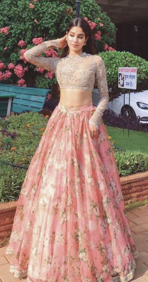 pinterest • anniesaficion Prom Dress Indian, Gold Lehenga, Lehnga Dress, Pink Prom Dress, Indian Gowns Dresses, Lace Prom Dress, Ghagra Choli, Indian Gowns, Dress Indian