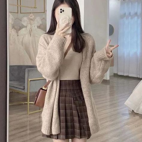 Adorable Outfits For Women, Skirt Outfits Cardigan, Korean Style Women Casual, Korean Chic Fashion, Astetic Outfits Girl, Korean Casual Outfits Women, Business Casual Skirt Outfits, Cute Outfits With Skirts, Cute Outfits Girly