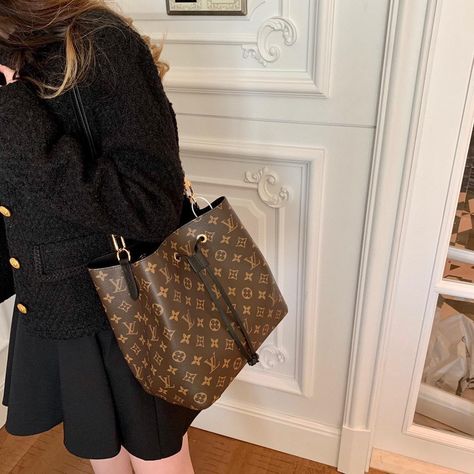 Lv Neonoe, Louis Vuitton Neonoe, Vintage Designer Bags, Lv Bags, Louis Vuitton Fashion, Skiing Outfit, Luxury Purses, Girl Stuff, Casual Style Outfits