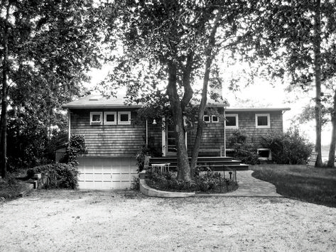 15 Incredible Beach House Makeovers 1950 Beach House, 1950s Beach House, Beach Bungalow Interior, Exterior Beach House, Beach Cottage Ideas, Santa Barbara Beach, House Makeovers, Blue Shutters, Low Maintenance Landscaping