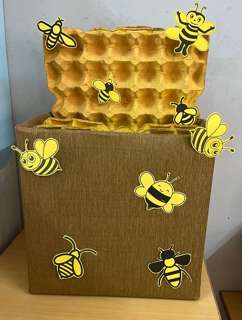 Bees Diy, Bees For Kids, Bee Classroom Decor, Classroom Display Boards, Bee Hives Diy, Summer Arts And Crafts, Homeschool Nature Study, Bee Activities, Bee Classroom