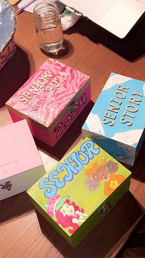 Senior Gifts For Friends, Senior Box Ideas 2025 Disney, Freshmen Year Memory Box Ideas, Senior Year Activities High School, Box Of Memories Aesthetic, Senior Year Box Ideas 2025, Senior Box Ideas 2024, Senior Year Boxes, Senior Box Ideas Painted