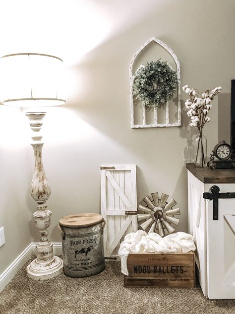 Baskets In Living Room Decor, Farmhouse Townhouse Decor, Farmhouse Tv Console Decor, Farmhouse End Table Decor Living Room, Farmhouse Accent Table Decor, Farmhouse Side Table Decor, Farmhouse End Table Decor, Farmhouse Tv Stand Decor Ideas, Gray Farmhouse Living Room