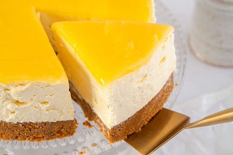 Gluten Free Lemon Cheesecake Recipe (No-Bake) – BEST EVER! Gluten Free Lemon Cheesecake, Lemon Cheesecake Recipe, Vanilla Slice, Dairy Free Cheesecake, Lemon Cheesecake Recipes, Slice Recipe, Gluten Free Biscuits, Ginger Biscuits, Salty Cake