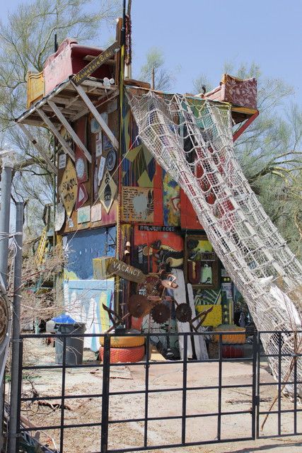 Club house or fort? In East Jesus in Slab City (Niland, CA) #TheDetourEffect #EastJesus #SlabCity #RoadsideAmerica #CaliforniaRoadTrip #USARoadTrip City Slums Aesthetic, Slum Building, Yuba City California, Brazil Slums, Slab City, Isle Of The Lost, Ybor City, Salton Sea, Adventure Club