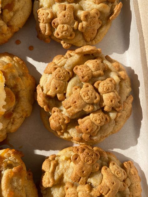 Biscoff cookie butter filled cookie + topped with teddy bear graham crackers🧸🤎 Teddy Graham Cookies, Bake Bar, Graham Cookies, Teddy Grahams, Biscoff Cookie Butter, Chewy Cookies, Biscoff Cookies, Cookie Butter, Filled Cookies