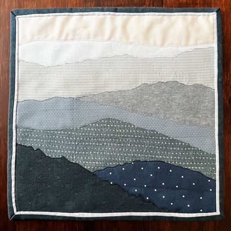 Blue Ridge Mountains Free Appliqué Quilt Block Pattern | #QuiltBlockMa Quilt Pattern Mountains, Mountain Landscape Quilts Ideas, Mountain Quilts Patterns, Mountain Quilt Pattern Free, Quilt Mountains, Free Form Quilting, Mountain Applique, Gradient Quilt, Mountain Quilt Block