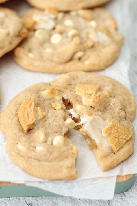 Golden Oreo White Chocolate Chip Cookies Vanilla Oreo Cookies, Golden Oreo Cookie Recipes, Golden Oreos Desserts, Golden Oreo Desserts, Golden Oreo Recipes, Cookie Variations, Golden Oreo Cookies, Oreo White Chocolate, Vanilla Cookie Recipe