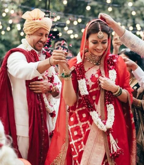 Celeb Brides Who Opted For Minimal Mehendi Design, Proved 'Less Is More': Alia Bhatt To Kiara Advani Dia Mirza Wedding, Indian Wedding Garland, Second Marriage, Flower Garland Wedding, Celebrity Bride, Dia Mirza, Indian Bride Outfits, Bengali Wedding, Wedding Mandap