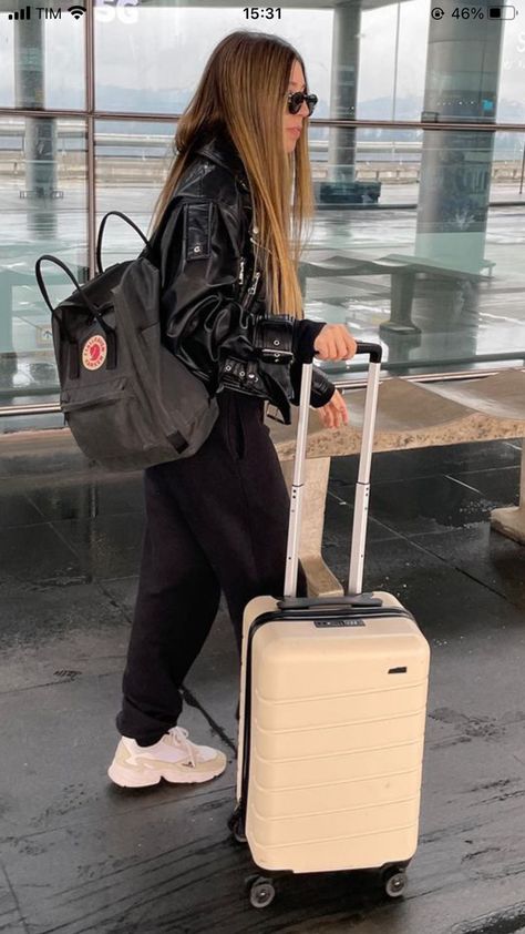 Fjallraven Backpack Outfit, Kanken Outfit Style, Fjallraven Kanken Outfit, Kanken Backpack Outfit, Kanken Backpack Aesthetic, Kanken Style, Outfit Airport, Backpack Fjallraven, Aesthetic Backpack