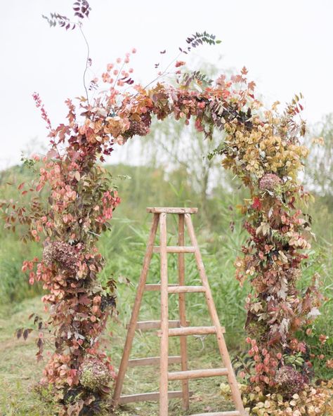 Fall Wedding Ceremony Decorations, Ceremony Background, Floral Workshop, Fall Ceremony, Wedding Ideas On A Budget, Fall Wedding Ceremony, Fall Wedding Ideas, Wedding Flower Design, Floral Installation