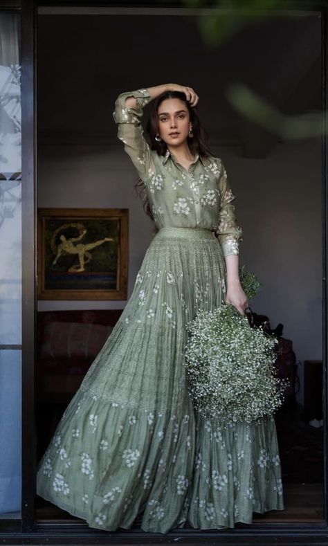 Label Anushree, Tiered Lehenga, Aditi Rao Hydari, Mehendi Outfit, Aditi Rao, Lehenga Designs Simple, Indian Dresses Traditional, Weekly Outfits, Party Wear Indian Dresses