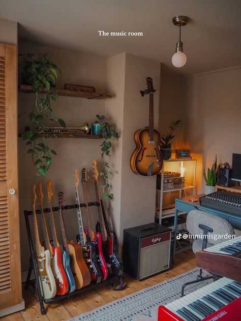 Musician Apartment, Music Bedroom, Home Music Rooms, Music Corner, Bedroom Corner, Future Apartment Decor, Mens Bedroom, Home Studio Music, Room Goals