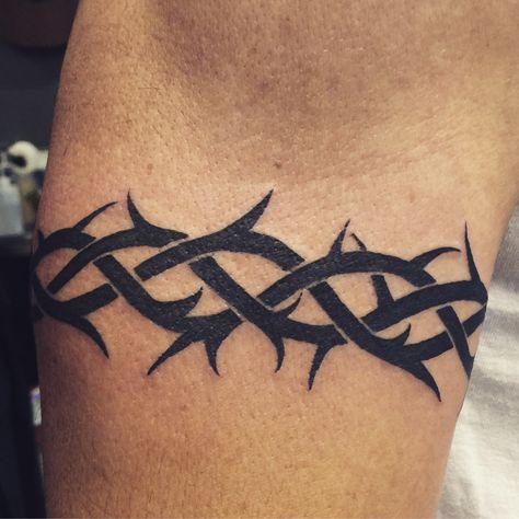 Mens Barbed Wire Tattoo, Barb Wire Arm Band Tattoo, Thorns Band Tattoo, Band Tattoo Designs For Men, Mens Forearm Tattoo, Barbwire Tattoo, Trible Tattoos, Armband Tattoos For Men, Barbed Wire Tattoos