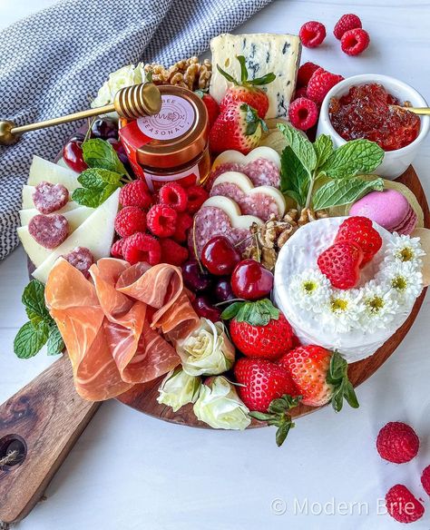 Charcuterie Board Valentines Day Savory, Valentine Cheese Board Ideas, Strawberry Themed Charcuterie Board, Galentines Charcuterie Board Ideas, Valentine’s Day Charcuterie Board, Valentines Cheese Board, Romantic Charcuterie Board, Galentines Charcuterie, Pink Charcuterie Board