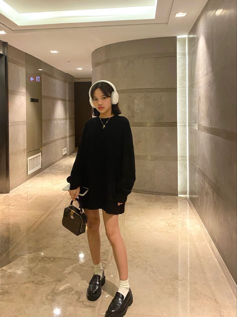 loafers with oversized cashmere sweater Loafers And Sweater Outfit, Loafers For Women Outfit Korean, Loafers Korean Outfit, Chunky Loafers Outfit Casual, Chunky Loafers Outfits, Chunky Loafers Outfit Style, Black Loafer Outfits Women, Loafers Outfit Casual, Loafer Outfits Women