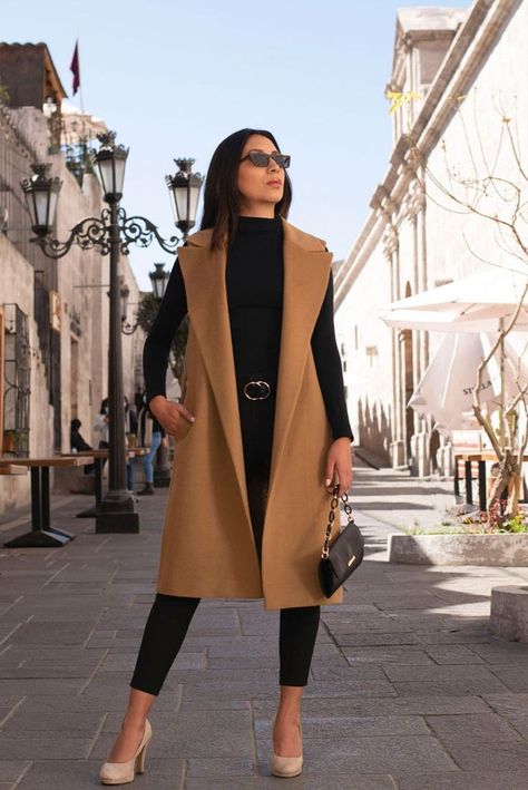 Sleeveless Coat Outfit, Long Vest Outfits For Women, Fall Outfits Elegant, Camel Color Outfits, Long Vest Outfit, Modest Street Fashion, Wrap Vest, Vest Outfits For Women, Womens Sweater Coats