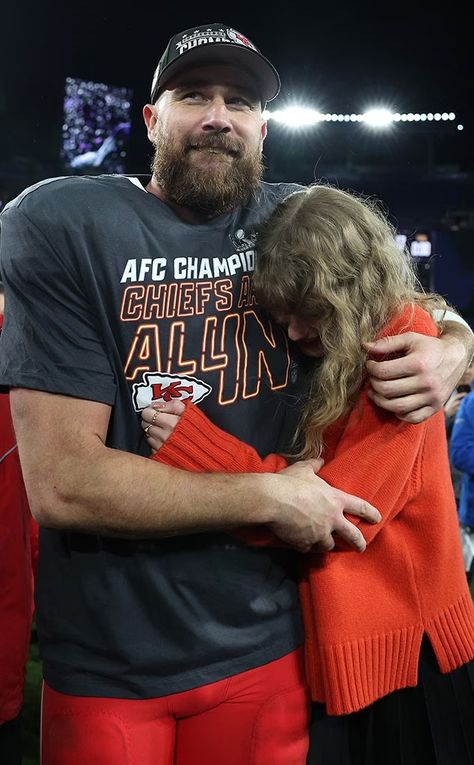 Taylor Swift Kisses Travis Kelce After Chiefs Win AFC Championship Taylor Travis, Taylor Swift Kiss, Travis Taylor, Taylor Swift Fotos, Celebrity Couple, Afc Championship, Chiefs Game, Estilo Taylor Swift, Taylor Swift Cute