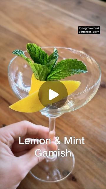 Drink Garnish Ideas, Lime Cocktails, Mint Decor, Mint Cocktails, Fruit Garnish, Gourmet Food Plating, Lemon Cocktail, Drink Garnishing, Mint Mojito