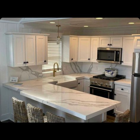 Calacatta Idillio, Updating House, Stone Design, Kitchen Island, Beach House, Countertops, Kitchens, On Instagram, Quick Saves