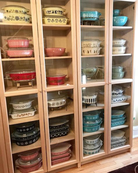 Jacqueline on Instagram: “I rearranged my cabinet to include my rose hostess. It is really difficult to photograph since the light is a bit dim in this corner and…” Pyrex Display Cabinet, Pyrex Display, Pyrex Collection, Vintage Pyrex, Fire King, Pyrex Vintage, Antique Glass, Display Cabinet, Vintage Advertisements