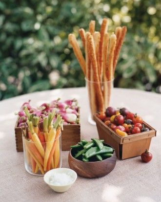 Fresh Vegetable Centerpieces Foodie Wedding, Edible Centerpieces, Market Ideas, Snap Peas, Great Appetizers, Hors D'oeuvres, Martha Stewart Weddings, Food Display, Radishes