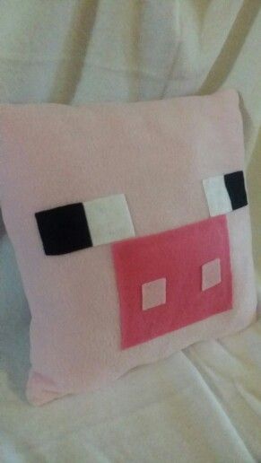 Minecraft pig throw pillow Felt Minecraft, Minecraft Keychain, Minecraft Pillow, Minecraft Pig, Pig Pillow, Minecraft Toys, Geek Diy, Mom Activities, Felt Pillow