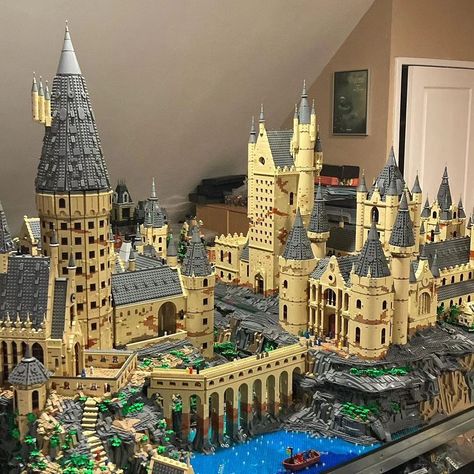 Lego Harry Potter Display, Harry Potter Lego Display Ideas, Big Lego Sets, Harry Potter Display, Harry Potter Lego, Harry Potter Lego Sets, Lego Winter, Lego Universe, Lego Hogwarts