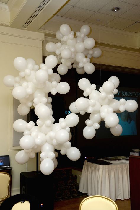 Balloon snowflakes at the #burtonandburton employee awards celebration.  #balloons #snowflakes Schnee Party, Diy Holiday Party, Snow Party, Winter Wonderland Decorations, Winter Wonderland Birthday, Winter Wonderland Baby Shower, Winter Wonderland Theme, Winter Wonderland Party, Christmas Balloons