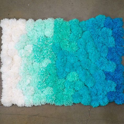 Diy Pom Pom Rug, Carpet Diy, Pompon Diy, Fluffy Carpet, Easy Yarn Crafts, Pola Macrame, Leftover Yarn, Pom Pom Rug, Stair Carpet