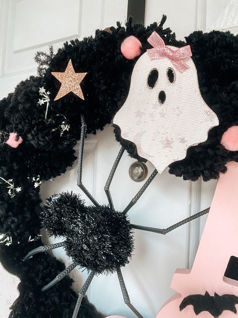 Pink Halloween Wreath, Spooky Halloween Wreath, Spooky Crafts, Halloween Birthdays, Halloween Tea Party, Spooky Wreath, Colorful Halloween, Casa Halloween, Diy Halloween Wreath