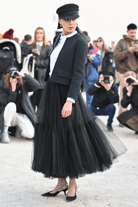 Tulle Black Skirt, How To Wear Tulle Skirt, Long Black Tulle Skirt Outfit, Tule Skirt Outfits 2023, Dior Tulle Skirt, Tule Skirt Outfits, Black Tulle Skirt Outfit Casual, Long Tulle Skirt Outfit, Tulle Skirt Outfit