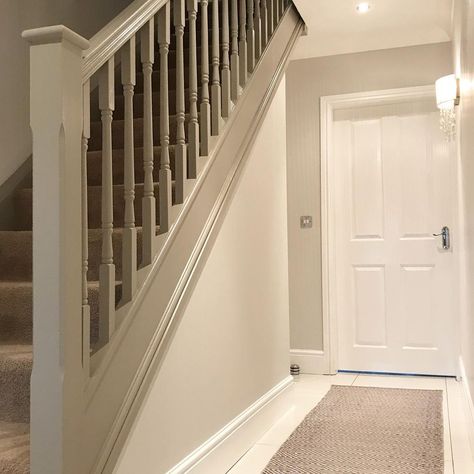 Bannister Colour Ideas, Colourful Bannister, Coloured Bannister, Painted Bannister Ideas, Beige Staircase, Bannister Ideas Painted, Coloured Stairs, Oak Bannister, Painted Bannister